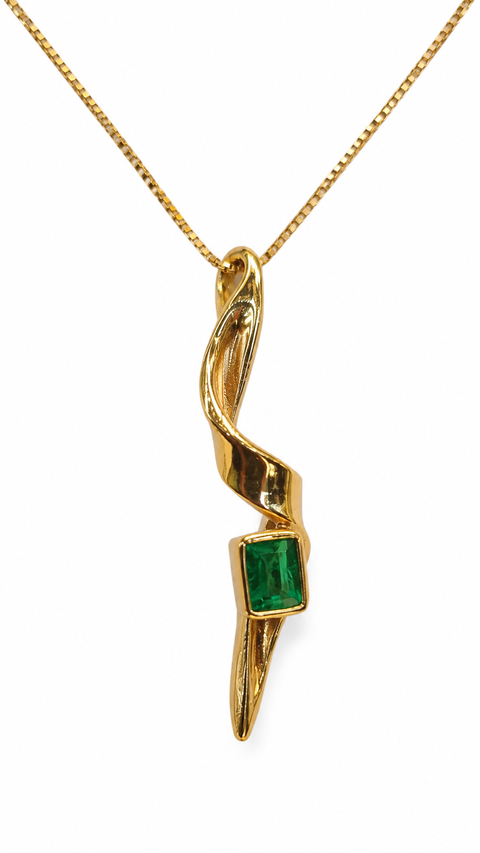 Dije de oro 18 k con esmeralda cuadrada